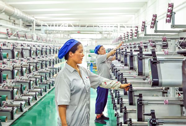 神特公司车间工人奋战高温纪实（照片）_副本