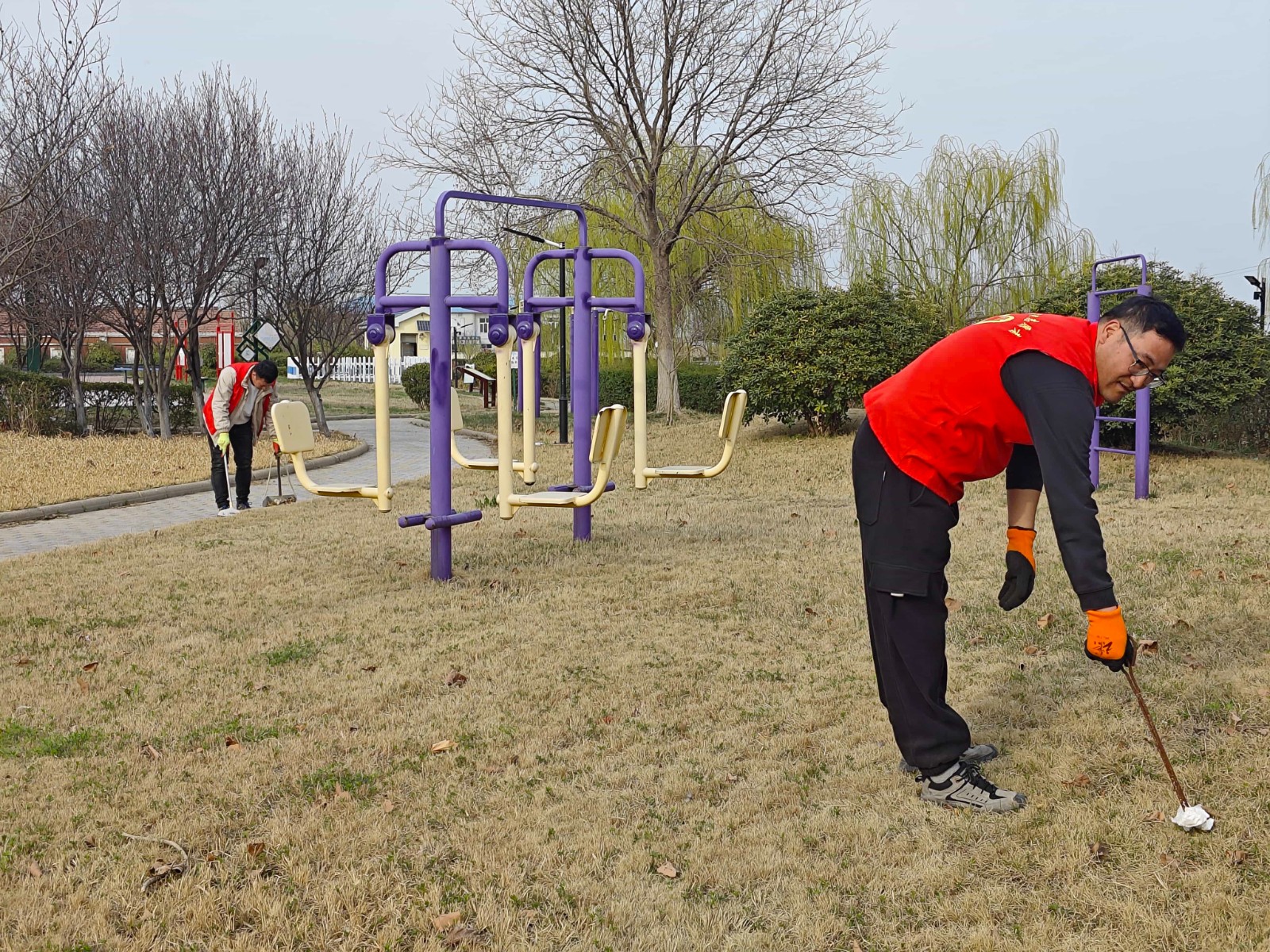 1711962225668037645.jpg 公园卫生清洁.jpg